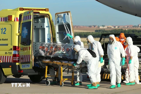 Chuyển bệnh nhân nhiễm COVID-19 tới bệnh viện Carlos III ở Tây Ban Nha. (Ảnh: AFP/TTXVN)