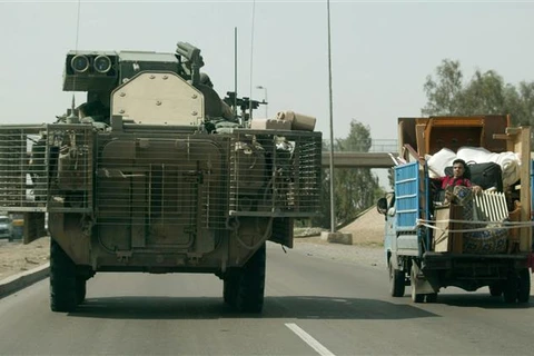 Binh sỹ Mỹ tuần tra tại tuyến đường dẫn tới căn cứ quân sự al-Taji ở phía Bắc thủ đô Baghdad, Iraq. (Ảnh: AFP/TTXVN)