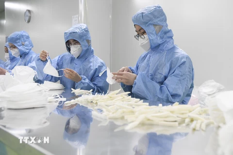 Sản xuất khẩu trang y tế N95 tại một nhà máy ở Trùng Khánh, Trung Quốc. (Ảnh: THX/TTXVN)
