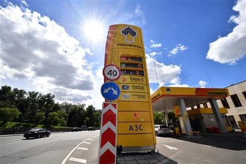 Biểu tượng tập đoàn dầu mỏ Rosneft tại trạm xăng ở Moskva, Nga. (Ảnh: AFP/TTXVN)