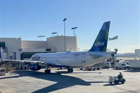 Máy bay của hãng hàng không JetBlue tại sân bay Los Angeles, Mỹ. (Ảnh: AFP/TTXVN)