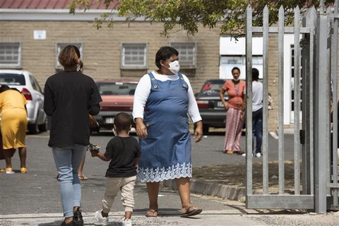 Người dân đeo khẩu trang đề phòng lây nhiễm COVID-19 tại Belhar, Nam Phi ngày 12/3/2020. (Ảnh: AFP/TTXVN)