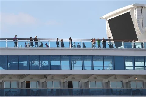 Hành khách trên du thuyền Diamond Princess tại cảng Yokohama, Nhật Bản, ngày 19/2/2020. (Ảnh: THX/TTXVN)