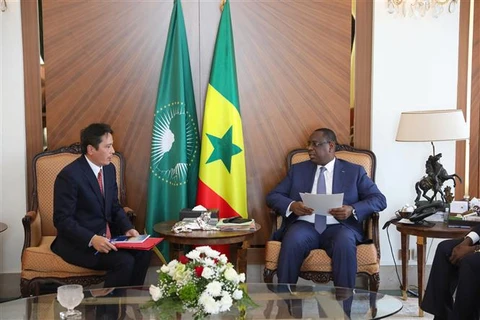 Đại sứ Nguyễn Thành Vinh hội kiến Tổng thống nước Cộng hòa Senegal Macky Sall. (Ảnh: Tấn Đạt/TTXVN)
