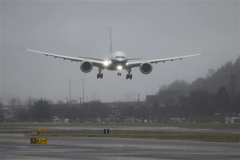 Máy bay Boeing 777X hạ cánh sau chuyến bay thử nghiệm đầu tiên tại Seattle, Washington ngày 25/1/2020. (Ảnh: AFP/TTXVN)