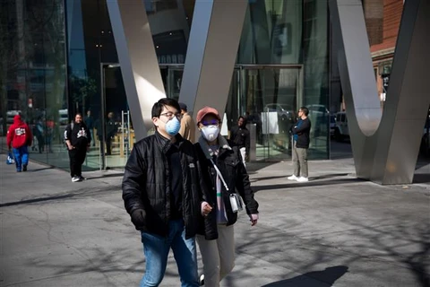 Người dân đeo khẩu trang để phòng tránh lây nhiễm COVID-19 tại New York, Mỹ. (Ảnh: THX/TTXVN)