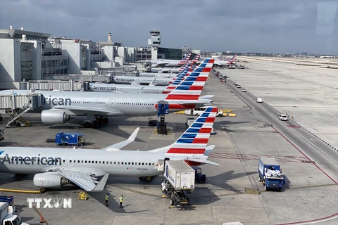 Máy bay của hãng hàng không American Airlines tại sân bay quốc tế Miami, bang Florida, Mỹ. (Ảnh: AFP/TTXVN)