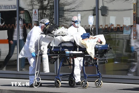 Chuyển nạn nhân COVID-19 tại Trường Đại học Strasbourg, Pháp ngày 16/3/2020. (Ảnh: AFP/TTXVN)