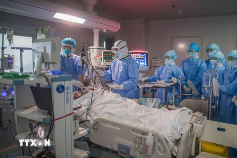 Bệnh nhân nhiễm COVID-19 được điều trị tại bệnh viện ở Vũ Hán, tỉnh Hồ Bắc, Trung Quốc ngày 19/3/2020. (Ảnh: THX/TTXVN)