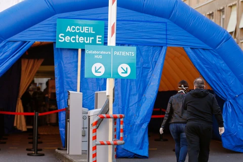 Nơi sàng lọc bệnh nhân ở Geneva. (Nguồn: Reuters)