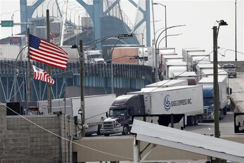 Xe chở hàng lưu thông tại khu vực cửa khẩu Detroit, Michigan (Mỹ), giáp giới với Windsor (Canada) ngày 18/3/2020. (Ảnh: AFP/TTXVN)