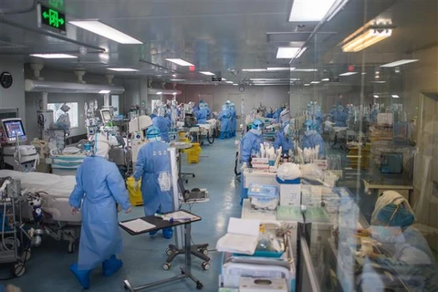 Nhân viên y tế điều trị cho bệnh nhân nhiễm COVID-19 tại bệnh viện ở Vũ Hán, tỉnh Hồ Bắc, Trung Quốc ngày 19/3/2020. (Ảnh: THX/TTXVN)