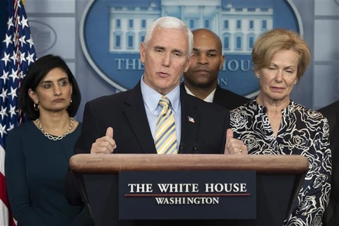 Phó Tổng thống Mỹ Mike Pence (giữa) phát biểu tại cuộc họp báo ở Washington, DC. (Ảnh: AFP/TTXVN)