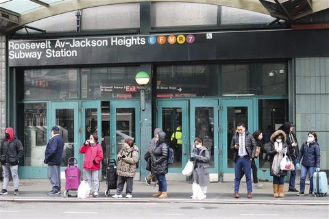 Người dân đợi xe buýt bên ngoài một ga tàu điện ngầm ở New York, Mỹ trong bối cảnh dịch COVID-19 lan rộng. (Ảnh: THX/TTXVN)