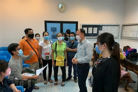 Cán bộ của Đại sứ quán Việt Nam tại Thái Lan cung cấp thông tin, giải thích cho công dân Việt Nam. (Ảnh: TTXVN phát)