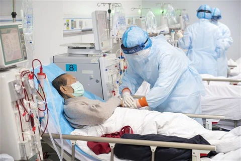 Nhân viên y tế điều trị bệnh nhân nhiễm COVID-19 tại bệnh viện ở Vũ Hán, tỉnh Hồ Bắc, Trung Quốc, ngày 21/3/2020. (Ảnh: THX/TTXVN)