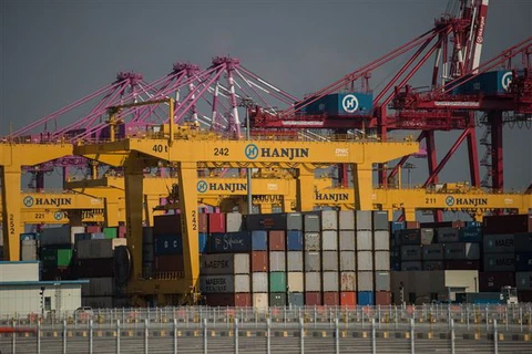 Container hàng hóa được xếp tại cảng ở Incheon, Hàn Quốc. (Ảnh: AFP/TTXVN)