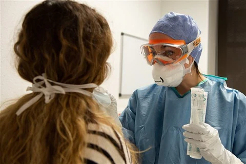 Trong ảnh: Nhân viên y tế lấy mẫu bệnh phẩm của bệnh nhân tại bệnh viện ở Barcelona, Tây Ban Nha, ngày 20/3/2020. Ảnh: THX/TTXVN 