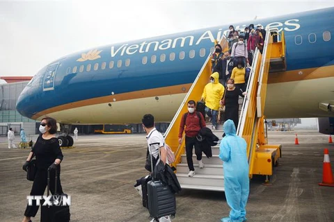 Hơn 500 công dân Việt Nam từ Đức và Anh trở về an toàn tại sân bay Vân Đồn. (Ảnh: TTXVN phát)