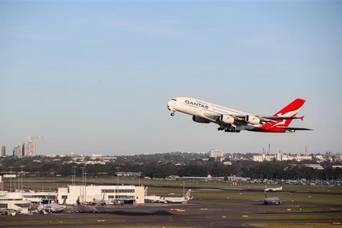 Máy bay của hãng hàng không Qantas cất cánh từ sân bay Sydney, Australia\. (Ảnh: THX/TTXVN)