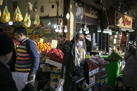 Người dân đeo khẩu trang để phòng tránh lây nhiễm COVID-19 tại Tehran, Iran. (Ảnh: THX/TTXVN)