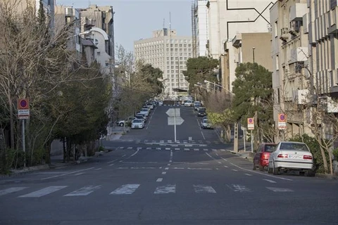 Cảnh vắng vẻ trên đường phố tại Tehran, Iran, trong bối cảnh dịch COVID-19 lan rộng. (Ảnh: THX/TTXVN)