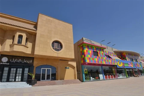 Các cửa hàng tại Riyadh, Saudi Arabia đóng cửa do dịch COVID-19. (Ảnh: AFP/TTXVN)