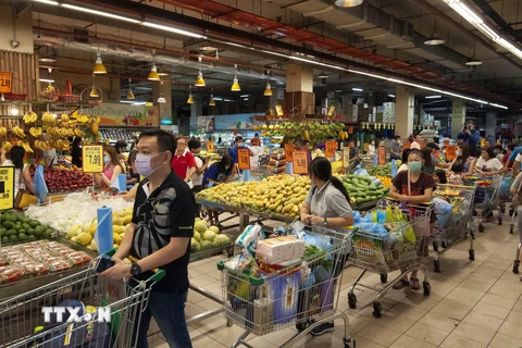 Người dân đeo khẩu trang phòng dịch COVID-19 khi đi mua hàng tại một siêu thị ở Kuala Lumpur, Malaysia. (Ảnh: THX/TTXVN)