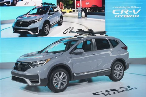 Trưng bày xe hỗn hợp Honda CR-V tại triển lãm ô tô Los Angeles, bang California (Mỹ). (Ảnh: AFP/TTXVN)