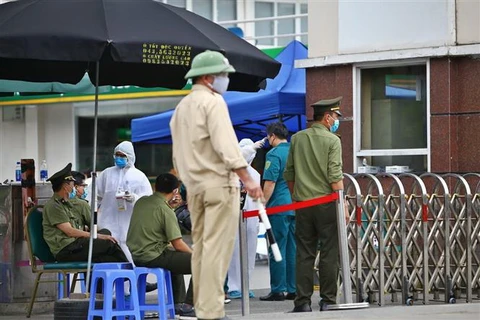 Các hoạt động ra, vào bệnh viện Bạch Mai được kiểm soát chặt chẽ. (Ảnh: Minh Quyết/TTXVN)