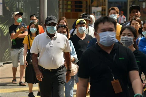 Người dân đeo khẩu trang nhằm ngăn chặn sự lây lan của dịch COVID-19 tại Kuala Lumpur, Malaysia. (Ảnh: THX/TTXVN)