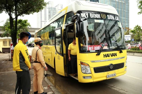 [Photo] Công an Hà Nội kiểm soát xe khách để phòng, chống dịch 