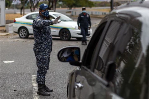 Cảnh sát Venezuela kiểm tra các phương tiện nhằm ngăn chặn sự lây lan của dịch COVID-19 tại Caracas. (Ảnh: AFP/TTXVN)
