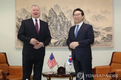 Trưởng đoàn đàm phán hạt nhân Hàn Quốc Lee Do-hoon (phải) và người đồng cấp Mỹ Stephen Biegun. (Nguồn: Yonhap)