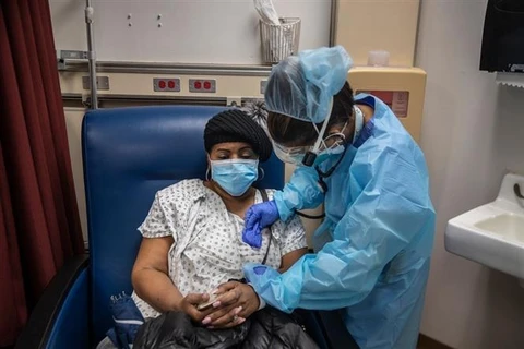  Nhân viên y tế chăm sóc bệnh nhân mắc COVID-19 tại bệnh viện Brooklyn, New York, Mỹ. (Ảnh: The New York Times/TTXVN)