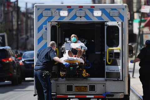 Nhân viên y tế chuyển bệnh nhân nhiễm COVID-19 vào trung tâm y tế Wyckoff ở Brooklyn, New York, Mỹ. (Ảnh: AFP/TTXVN)