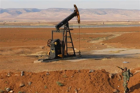 Một giếng dầu ở tỉnh Hasakah, Syria. (Ảnh: THX/TTXVN)