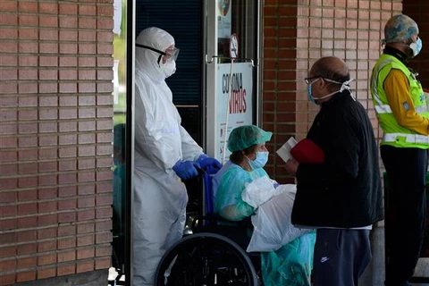 Nhân viên y tế chăm sóc bệnh nhân nhiễm COVID-19 tại bệnh viện ở Leganes, Tây Ban Nha, ngày 3/4/2020. (Ảnh: AFP/TTXVN)