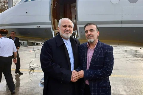 Ngoại trưởng Iran Mohammad Javad Zarif (trái) đón giáo sư người Iran Massoud Soleimani vừa được Mỹ trả tự do, tại một địa điểm không xác định, ngày 7/12/2019. (Ảnh: AFP/TTXVN)