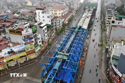 Dự án cầu cạn Vành đai 2 đoạn qua đường Minh Khai đã tạm dừng thi công. (Ảnh: Danh Lam/TTXVN)