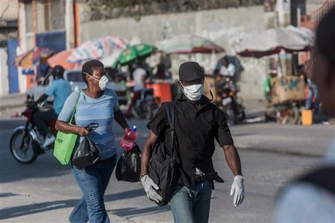 Người dân đeo khẩu trang phòng tránh lây nhiễm COVID-19 tại Port-au-Prince, Haiti. (Ảnh: AFP/TTXVN)