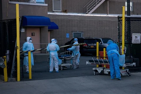 Nhân viên y tế làm việc tại một bệnh viện điều trị cho bệnh nhân mắc COVID-19 ở New York, Mỹ ngày 6/4/2020. (Ảnh: THX/TTXVN)