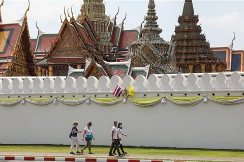 Du khách thăm quan bên ngoài Hoàng cung Thái Lan ở Bangkok ngày 8/3/2020. (Ảnh: THX/TTXVN)