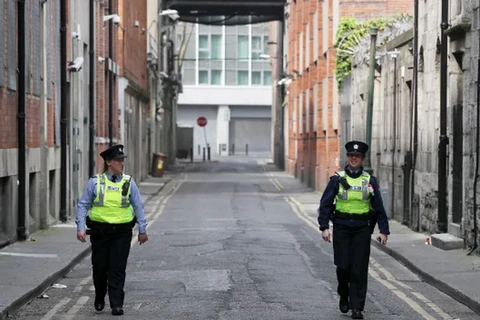 Cảnh sát đi tuần trên đường phố Ireland. (Nguồn: PA)