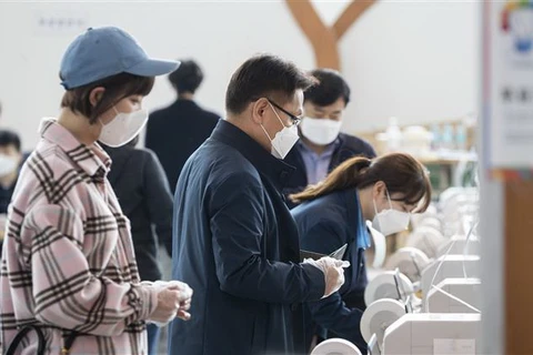 Cử tri bỏ phiếu tại một điểm bầu cử ở Seoul, Hàn Quốc ngày 10/4/2020. (Ảnh: THX/TTXVN)
