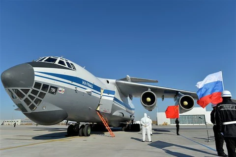 Các chuyên gia y tế Trung Quốc lên máy bay ở Cáp Nhĩ Tân để tới Nga hỗ trợ chống dịch COVID-19. (Ảnh: THX/TTXVN)