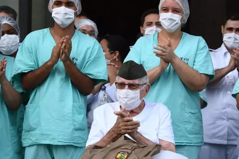 Cụ Piveta và các bác sỹ khi được ra viện. (Nguồn: AFP)