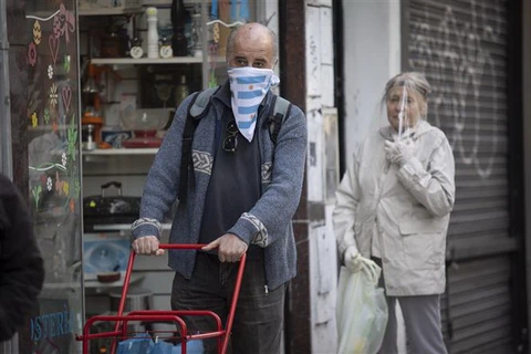 Người dân đeo khẩu trang phòng lây nhiễm COVID-19 tại Buenos Aires, Argentina. (Ảnh: THX/TTXVN)