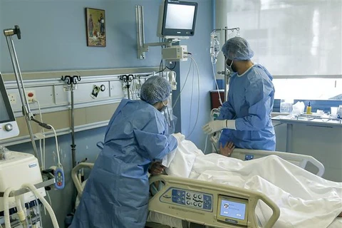Nhân viên y tế điều trị cho bệnh nhân mắc COVID-19 tại một bệnh viện ở Beirut, Liban. (Ảnh: AFP/TTXVN)