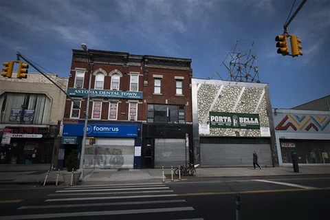 Các cửa hàng đóng cửa do dịch COVID-19 tại New York, Mỹ ngày 15/4/2020. (Ảnh: AFP/TTXVN)